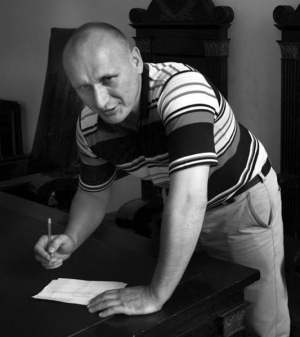 Николай Коханивский в прошлую пятницу подписывает в зале Шевченковского райсуда подписку о невыезде