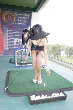 ”Мисс Украина-2008”, модель Элеонора Масалаб играет в гольф. Когда приседает, чтобы положить на подставку мячик, из-под короткого платья видно розовые трусики