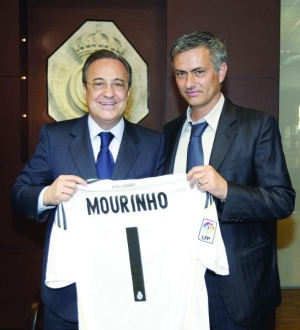 Жозе Моуриньйо (справа) вместе с президентом ”Реала” Флорентино Пересом