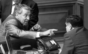 Лідер фракції БЮТ Іван Кириленко свариться із першим заступником голови Верховної ради Адамом Мартинюком під час засідання парламенту 1 червня