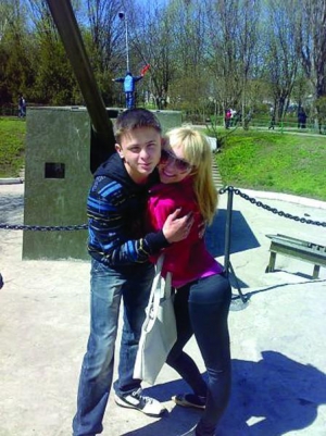 Андрій Копач із своєю дівчиною Світланою гуляють Одесою навесні 2010 року