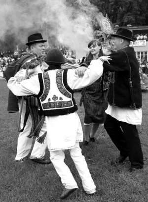 Участники праздника ”Полонинская ватра” 30 мая танцуют вокруг ватры в поселке городского типа Путиль Черновицкой области. Они символично провожали чабанов на горные долины