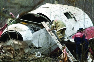 Эксперт собирает обломки для исследования на месте катастрофы польского самолета Ту-154 под российским городом Смоленск 13 апреля 2010 года