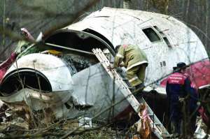 Експерт збирає уламки для дослідження на місці катастрофи польського літака Ту-154 під російським містом Смоленськ 13 квітня 2010 року