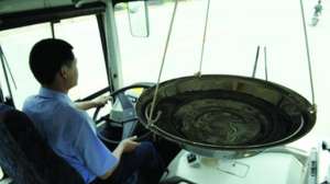 Водителям автобусов в городе Чанша нужно ехать так, чтобы не расплескать воду. Водители возмущаются, потому что могут облить пассажиров
