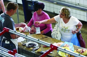 На Житний рынок столицы киевляне приходят скупаться вечером. Тогда мясо продают на 5–10 гривен дешевле
