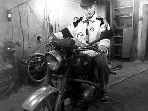 Евгений Шишка на своем мотоцикле ”Іж-планета”. Он не смог преодолеть силу течения реки Ингул