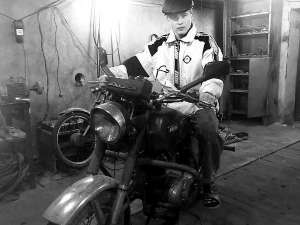 Євген Шишка на своєму мотоциклі ”Іж-Планета”. Він не зміг подолати силу течії річки Інгулець