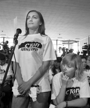 Журналістка телеканала ”СТБ” Наталія Соколенко запитує президента Віктора Януковича про утиски свободи слова