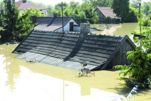Затопленные дома в польском городе Сандомир на юге страны 6 июня 2010 года. В Польше от наводнения погибли 15 человек, эвакуировали почти три тысячи