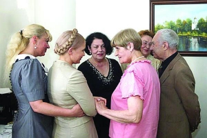 Юлия Тимошенко в Днепропетровской школе №37 встретилась с бывшими одноклассниками и учителями. Она расспрашивала, кто чем занимается и сколько у кого детей