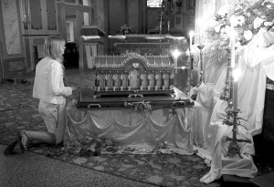 Жителька Ужгорода на Закарпатті молиться біля мощей святої Терези у римо-католицькій церкві святого Георгія у понеділок. За три дні до мощів приклалися чотири тисячі людей