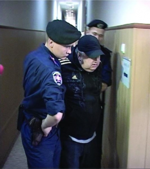 Бывшего депутата Харьковского райсовета Олега Медведева конвоиры заводят в зал суда. Он не признал свою вину, считает дело сфабрикованным