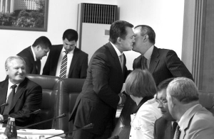 Первый вице-премьер Андрей Клюев (справа) перед началом заседания правительства поздравляет с юбилеем вице-премьера по гуманитарным вопросам Владимира Семиноженко