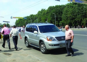 2 июня во время открытия Пироговских чтений в Виннице мэр города Владимир Гройсман приехал на торжество на ”лексусе”. Машину поставил около рынка ”Урожай”. На фото водитель городского председателя Андрей выходит из машины, на номере видно три девятки из ч