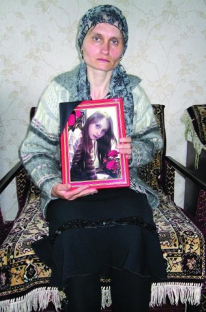 Светлана Гаврикова держит портрет погибшей дочки Кристины. У той была аллергия на антибиотики