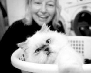 Персидське кошеня Кімбу крутило в барабані пральної машини півгодини, але воно вижило. Біля нього його господарка австралійка Ліндсі Роджерс