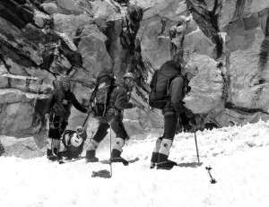 Трое альпинистов из украинской экспедиции поднимаются на гималайскую гору Макалу. Эта гора была последним восьмитысячником, которую не удавалось покорить украинцам