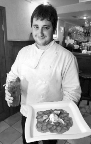 Шеф-кухар Ігор Дика із київського бару ”Віолас Бірштубе” приготував полуничне карпачо і коктейль з ягід, м’яти, лимонаду та льоду