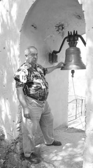 Председатель села Богдан Осадчук показывает место, где висел колокол. Здесь установили новый
