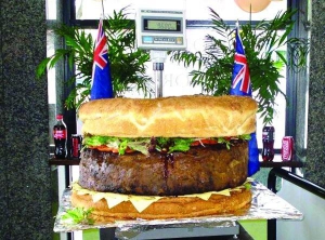 Австралийцы Джо и Иман Эль-Аджуз приготовили наибольший в мире гамбургер. Потом его раздали клиентам, персоналу и поставщикам кафе