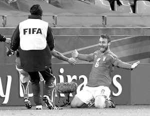 Даніеле Де Россі щойно зрівняв рахунок у матчі проти Парагваю. ”Реал” готовий купити півзахисника ”Роми” за 50 мільйонів євро