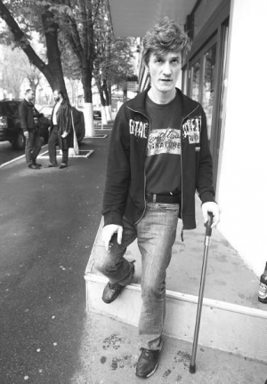 Музыкант Александр Чернецкий выходит на порог перед концертом своей группы ”Разные люди” в столичном клубе ”Прайм”. В школе он заболел болезнью Бехтерева