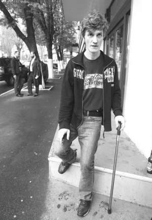Музыкант Александр Чернецкий выходит на порог перед концертом своей группы ”Разные люди” в столичном клубе ”Прайм”. В школе он заболел болезнью Бехтерева