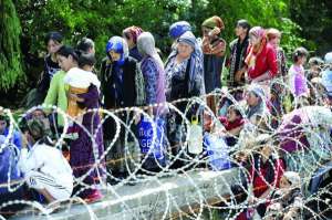 Этнические узбеки убегают из Киргизии. Тысячи людей стоят на границе с Узбекистаном вблизи села Джалал-Кудук, чтобы выехать из страны. Часть беженцев, которые успели пересечь границу, живут в палаточном городке в Узбекистане, остальные — в школах и общест