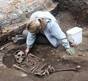 У гладіатора, кістяк якого розкопує археолог, проломлений череп