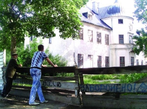 Петр Щирский (справа) приехал из села Гордашевка Тальновского района посмотреть на замок Шувалова. Внутрь не смог попасть