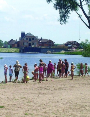 Пляж розміром 150 на 100 метрів — єдиний доступний для жителів Свидівок Черкаського району. Берег Дніпра забудували дачами