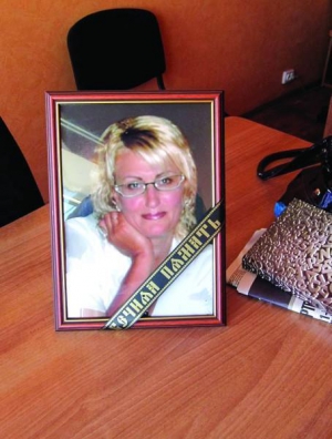 Портрет загиблої Оксани Литвинчук стоїть на її робочому місці. Вона працювала директором товариства ”Саксес”