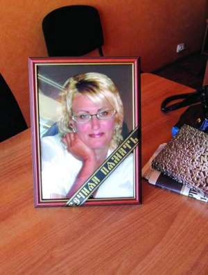 Портрет погибшей Оксаны Литвинчук стоит на ее рабочем месте. Она работала директором общества ”Саксес”