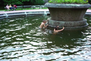 Діти збирають монети на дні великого басейну парку ”Софіївка”. Кажуть, вода у ньому найтепліша