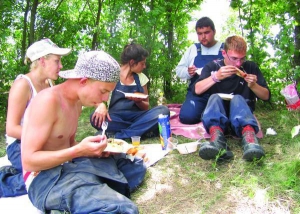 После работы немецкие школьники обедают в селе Барановка Шишацкого района на Полтавщине. Слева 18-летний Массе ест макароны с кетчупом. За ним сидят старшие в группе 19-летние Сара и Франческа. Последней нравятся пирожки. На заднем плане турок Таммер ест 