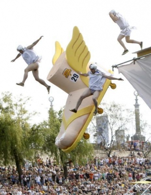 Команда экипажа ”Летающая сандалия” приземляется на Русановском канале в Киеве. 19 июня здесь состоялся День безумных полетов на необычных самодельных аппаратах. Участники летали на предметах в форме терки, кукурузы, сигары, сковородки. Все приводнились у