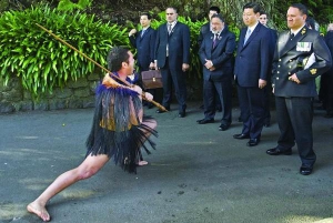 Актер в наряде одного из новозеландских племен приветствует китайскую делегацию. Вице-президента Си Цзиньпина (второй справа) возмутило неожиданное нарушение дипломатического протокола