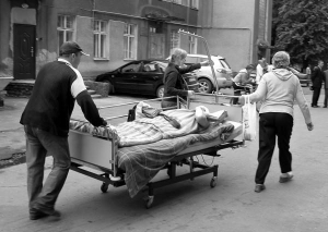Тяжелобольного пациента вывозят 21 июня из центральной больницы города Червоноград на Львовщине. Из-за ложного сообщения о заминировании тяжелобольные пациенты около получаса провели в кроватях во дворе больницы
