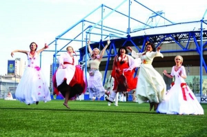 Дівчата з параду наречених на харківському стадіоні ”Металіст” уболівають за футболістів