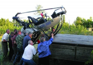 Рятувальники дістають із затоки Дніпра поблизу міста Кременчук Полтавської області вертоліт АК-1-3. Курсант та інструктор встигли вистрибнути, дісталися до берега вплав
