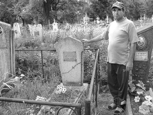 Доглядач кладовища в Миргороді Василь Колісник показує могилу, на якій підлітки вивернули плиту і кинули на надгробок. Вона розкололася на дві частини. Її склеїли і поставили на місце