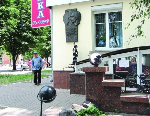На стіні будинку на розі бульвару Шевченка та вулиці Симоненка у Черкасах встановлена меморіальна дошка поету. З липня 1957 року по березень 1960-го він працював журналістом у газеті ”Черкаська правда”.