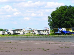 На території  аеропорту ”Черкаси” стоять списані на металобрухт літаки Ан-2. У народі їх називали ”кукурузниками”. Бо використовували для обробітку полів хімікатами