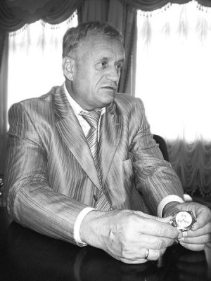 Екс-губернатор Тернопільщини Ярослав Сухий показує годинник фірми ”Адріатика”. Його подарував на 50-річчя тодішній заступник гендиректора заводу ”Мотор Січ” Костянтин Колтун