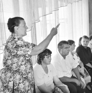 52-летней храннице Любове из города Кузнецовск на Ровенщине управления строительства РАЭС задолжало 25 тысяч гривен зарплаты. 17 июня женщина выступает на выездном приеме председателя Ровенской облгосадминистрации Василия Берташа в городском Доме культуры