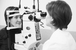 Врач Оксана Бушуева обследует пациента в лазерном кабинете клиники "ВИЗЕКС"