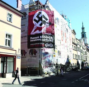 Плакат із написом ”Познань — столиця світового мистецтва” і свастикою на стіні однієї з будівель. Зображення обурило єврейську громаду