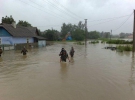 Рятувальники проводять укріплення незатопленої території на одній з вулиць у смт Вашківці Чернівецької області