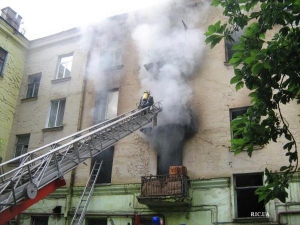 Спасатели поднимаются к горящей квартире в доме № 4 на улице Сыровца в городе Днепродзержинске в Днепропетровской области. В результате взрыва 24 июня там выгорели четыре этажа 